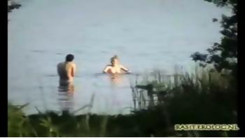 Voyeur spy cam fångas par i sjön