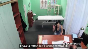 Tattooed Fitta Babe Knullad Av Läkare