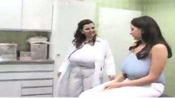 Patienten undersöker hennes läkare enorma bröst.